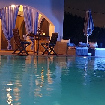 Soirée au bord de la piscine